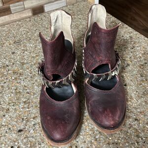 EUC freebrid blade booties size 8